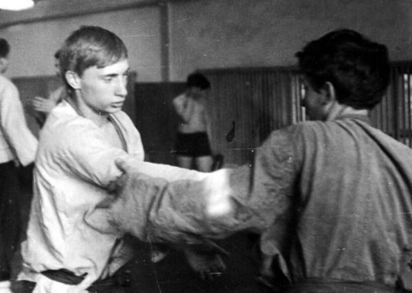 Молодой Владимир Путин занимается дзюдо, боевым искусством, которым он хотел бы овладеть