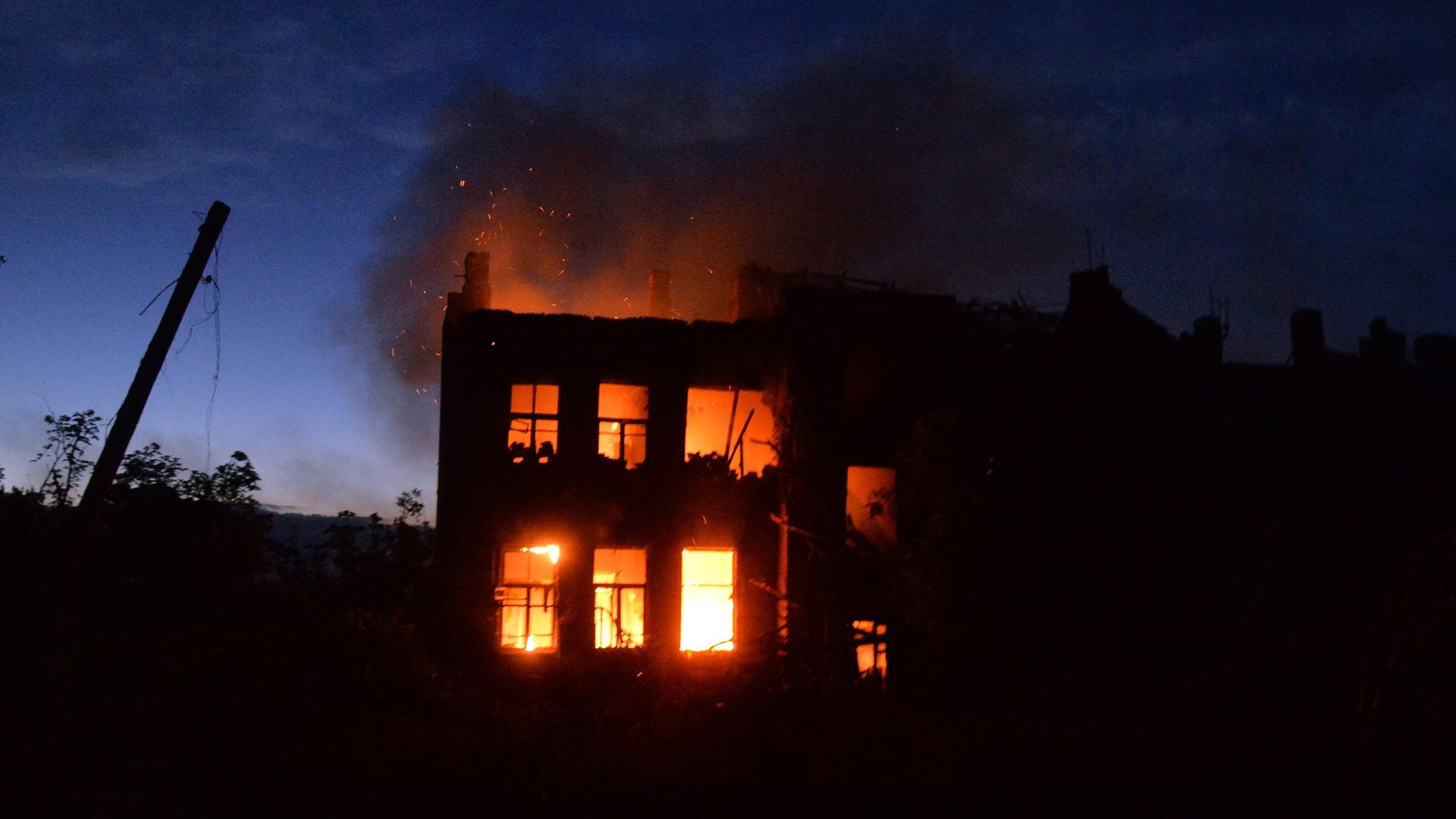 Пожар в жилом доме в Попасной, возникший в результате обстрела ВСУ - РИА Новости, 1920, 14.07.2022
