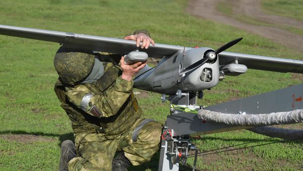 Подготовка к запуску ударного БПЛА Орлан-10У