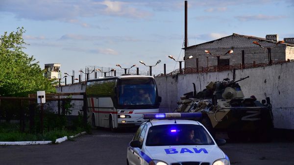 Сдавшихся в плен украинских военных и боевиков доставили в СИЗО в Еленовку