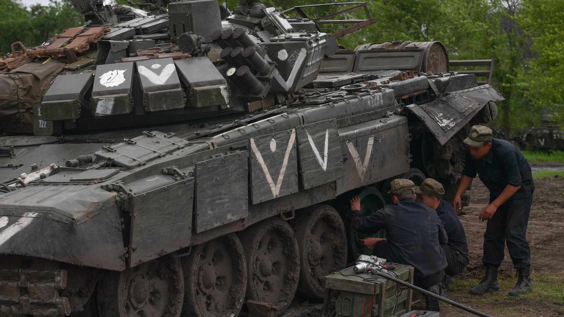 Военнослужащие рембата восстанавливают военную технику в зоне спецоперации - РИА Новости, 1920, 02.08.2022
