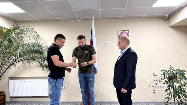 Жителям Харьковской области вручают партбилеты Единой России