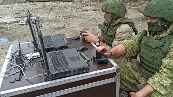 Военнослужащие управляют БПЛА Скарабей