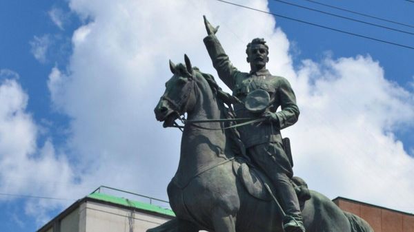Памятник Николаю Щорсу в Киеве