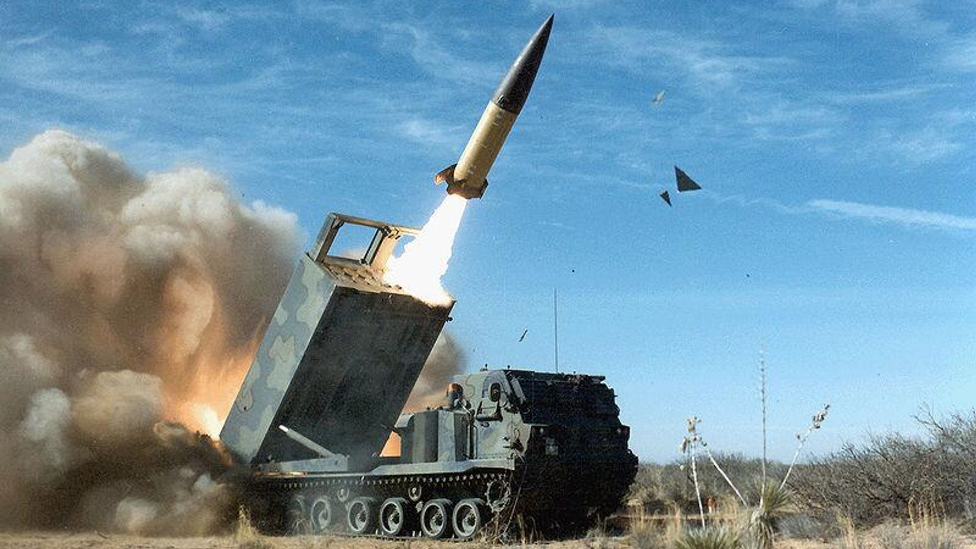 Запуск ракеты ATACMS с установки M270  Американские реактивные системы залпового огня (РСЗО) - РИА Новости, 1920, 19.11.2024