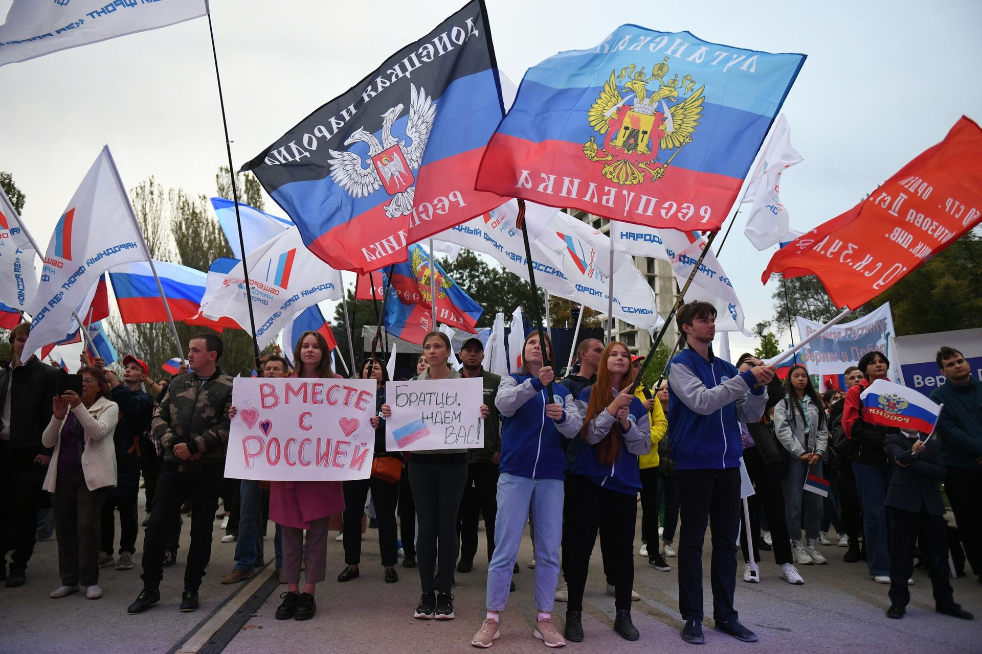 Патриотические акции в городах России Патриотические акции в городах России - РИА Новости, 1920, 15.10.2025