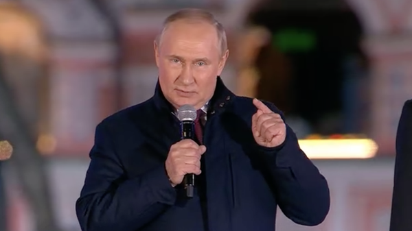 Владимир Путин выступает на Красной площади 30 сентября Владимир Путин выступает на Красной площади 30 сентября