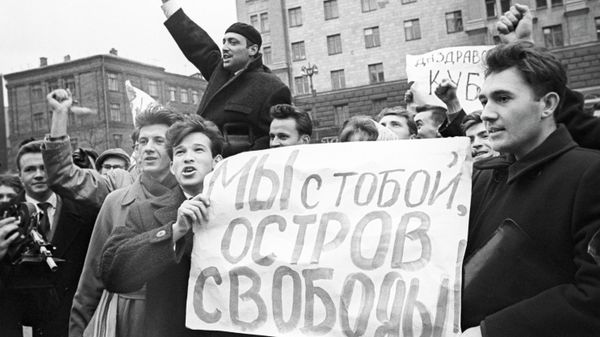 Митинг протеста против агрессии на Кубе у посольства США в Москве.