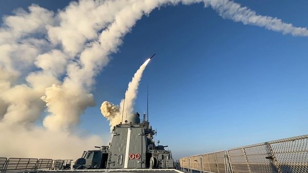 Пуск российских ракет по арсеналу с западным оружием во Львовской области