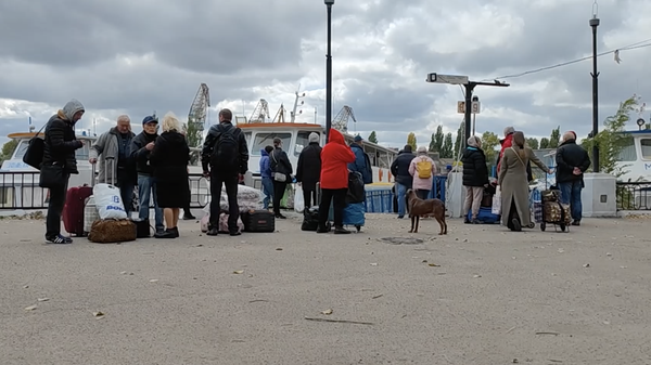 Жители Херсона у переправы на левый берег Днепра 22 октября