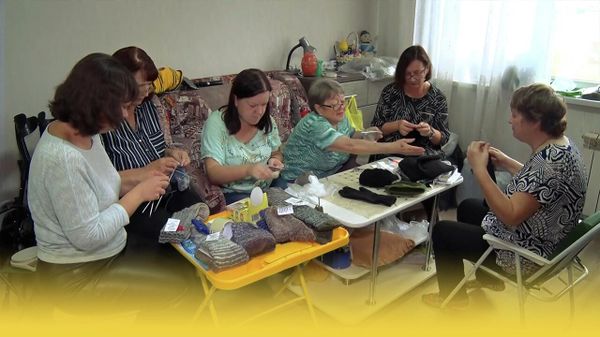 Всё для Победы: русские женщины вяжут тёплые носки и шапки для мобилизованных бойцов