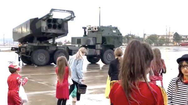 В США HIMARS стреляет конфетами по детям 
