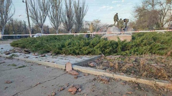 В Николаеве подорвали обелиск Родина-мать В Николаеве подорвали обелиск Родина-мать