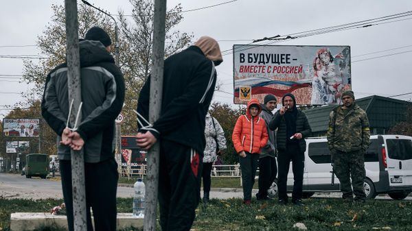 Украинские оккупанты привязали двух мужчин к столбам в Херсоне