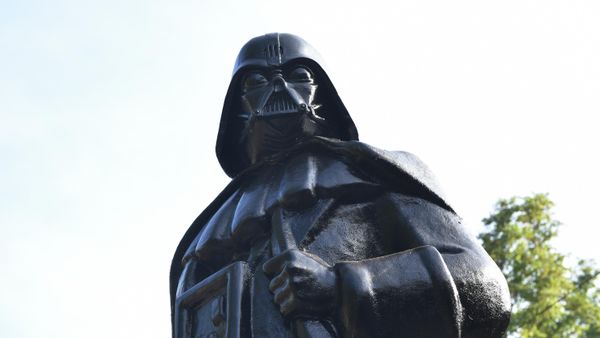 В Одессе памятник Ленину превратили в монумент Дарту Вейдеру