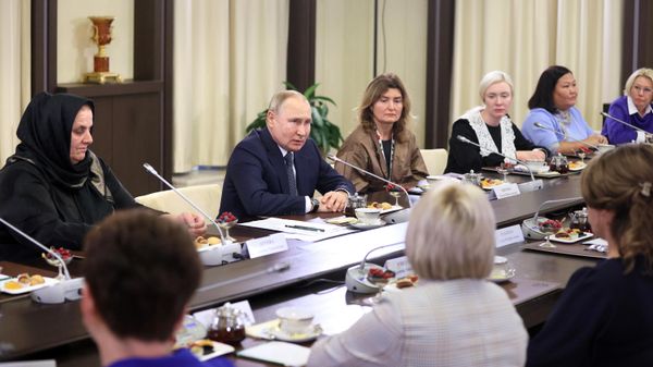 Президент РФ В. Путин встретился с матерями военнослужащих - участников СВО