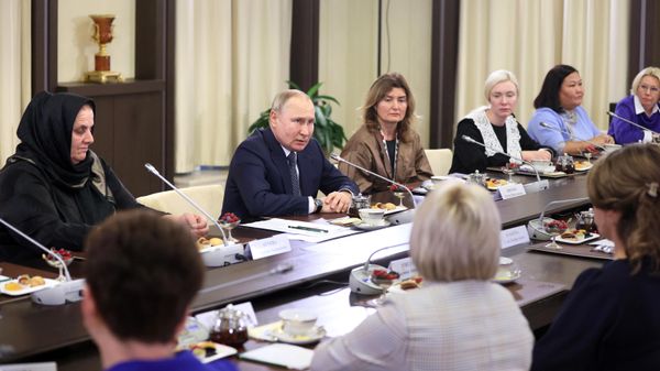 Президент РФ В. Путин встретился с матерями военнослужащих - участников СВО