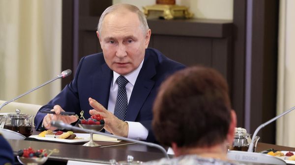 Президент РФ В. Путин встретился с матерями военнослужащих - участников СВО