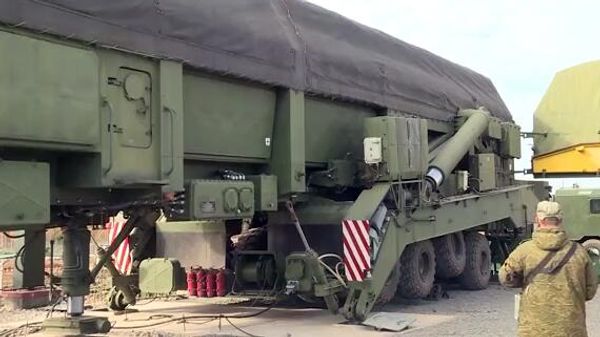 Загрузка межконтинентальной баллистической ракеты Ярс в шахтную пусковую установку