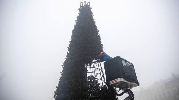 В центре Киева установили новогоднюю елку с тризубом