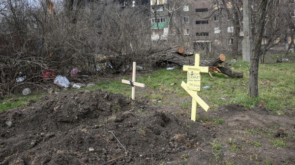 Могилы местных жителей в Мариуполе