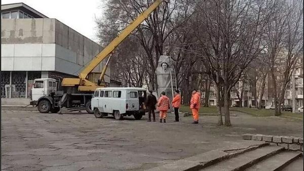 Снос памятника Матросову в Днепропетровске
