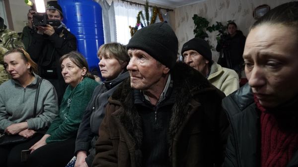 Врио главы ДНР встретился с беженцами из Соледара 