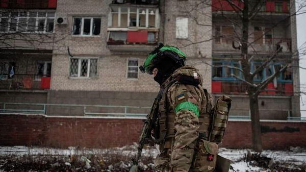 боец ВСУ в Артёмовске (укр. Бахмуте)