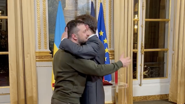 Эммануэль Макрон обнимает Владимира Зеленского 