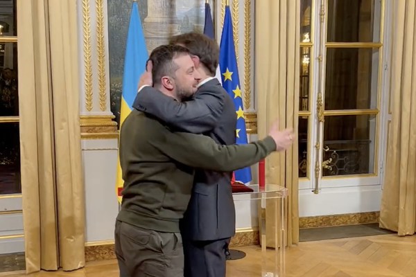 Эммануэль Макрон обнимает Владимира Зеленского 