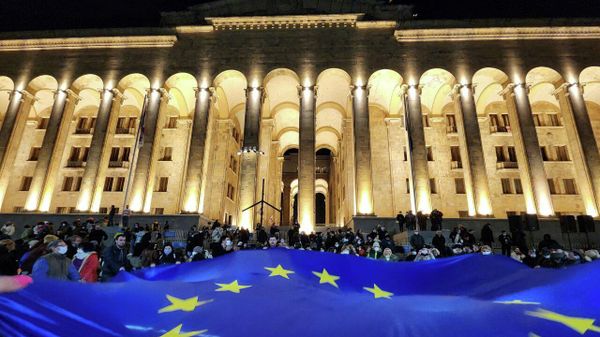 Беспорядки у парламента в Тбилиси