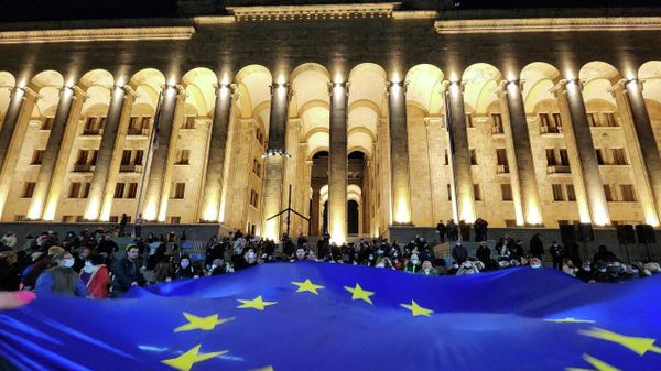 Беспорядки у парламента в Тбилиси