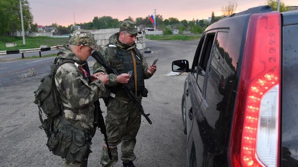 Бойцы МВД ЛНР несут службу на блокпосту в Волчанске Харьковской области