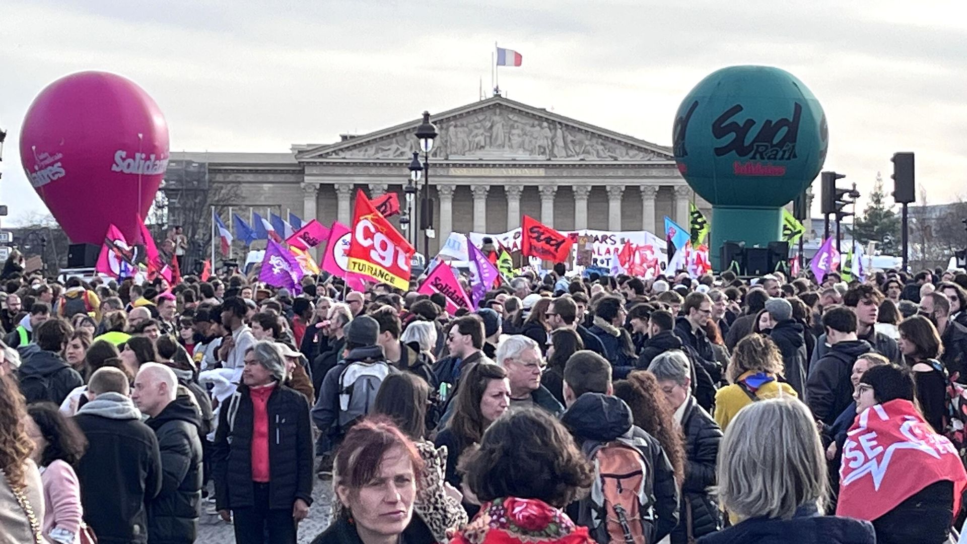Протесты против пенсионной реформы продолжаются в Париже Протесты против пенсионной реформы продолжаются в Париже - РИА Новости, 1920, 18.03.2023