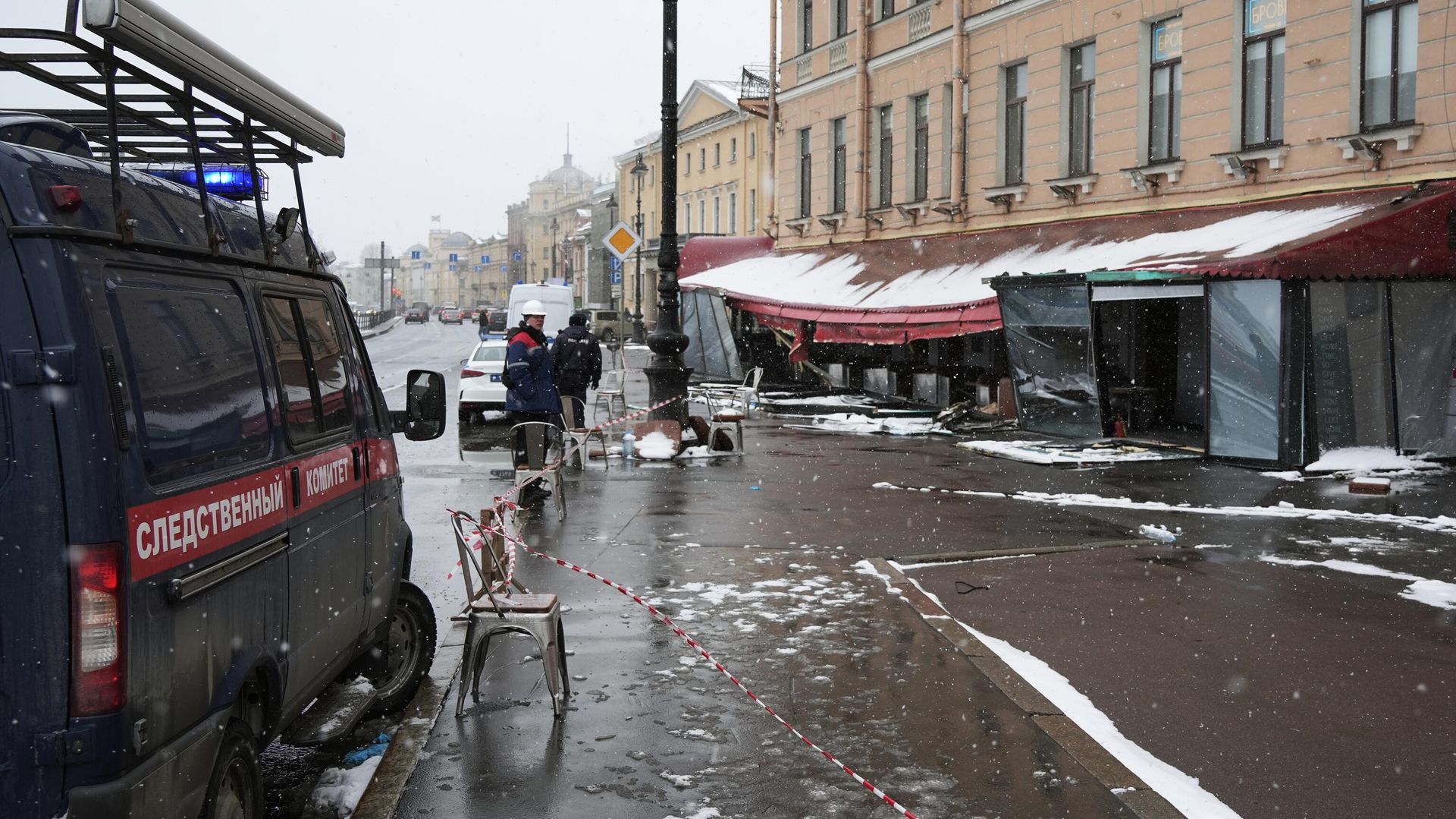 Цветы на месте взрыва на Университетской набережной в Петербурге - РИА Новости, 1920, 05.04.2023