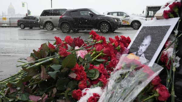 Цветы на месте взрыва на Университетской набережной в Петербурге