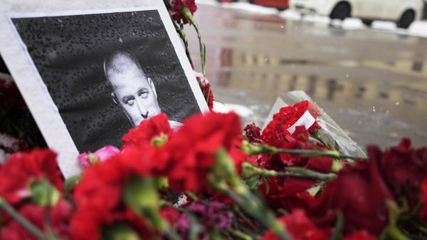 Цветы на месте взрыва на Университетской набережной в Петербурге