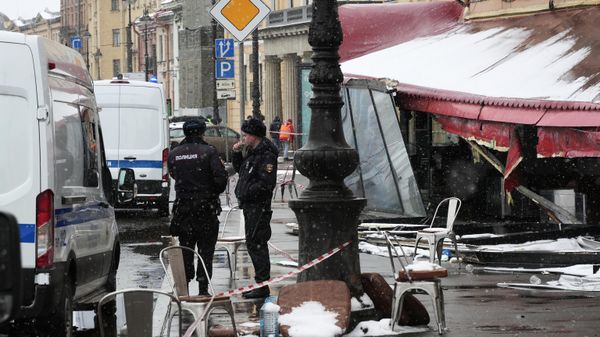 Цветы на месте взрыва на Университетской набережной в Петербурге