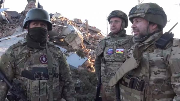 боец группы Вагнер, депутат Госдумы Зураб Макиев, врио главы ДНР Денис Пушилин в Артёмовске