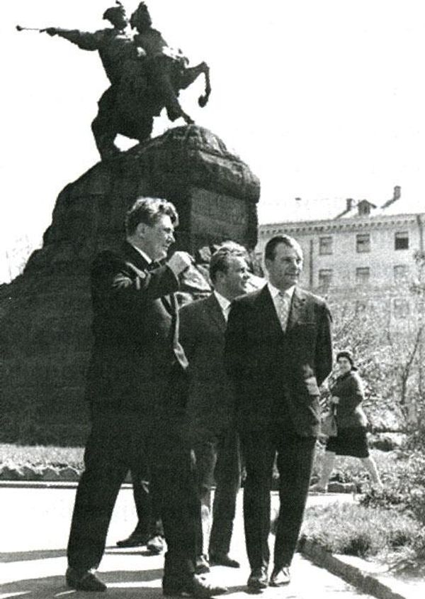 Гагарин у памятника