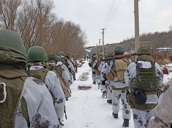 Рота штурмовиков в 15 бригаде. В атаку идёт две огневых группы, а за ними группа эвакуации с медиком.