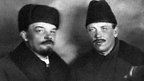 Ленин и Демьян Бедный. Открытый источник Ленин и Демьян Бедный. Открытый источник