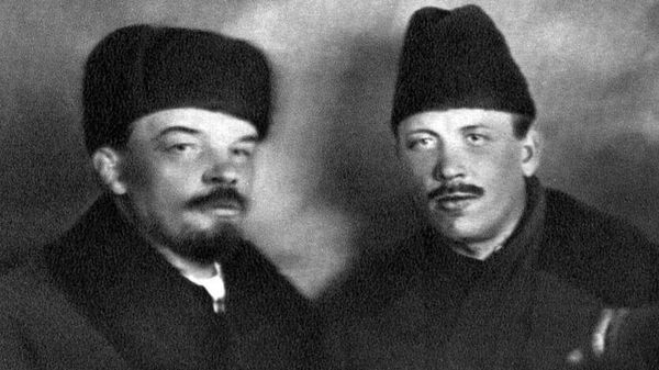Ленин и Демьян Бедный. Открытый источник Ленин и Демьян Бедный. Открытый источник