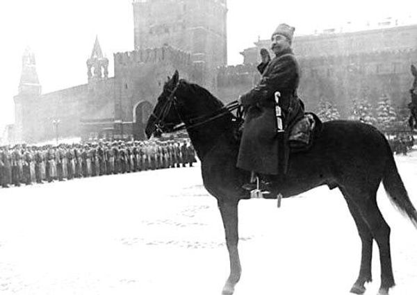 С.М. Будённый принимает парад 7 ноября 1941 года. Открытый источник