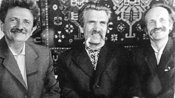 Украинские диссиденты Михаил Горынь, Левко Лукьяненко и Вячеслав Черновол. Фото второй половины 1980-х годов Украинские диссиденты Михаил Горынь, Левко Лукьяненко и Вячеслав Черновол. Фото второй половины 1980-х годов