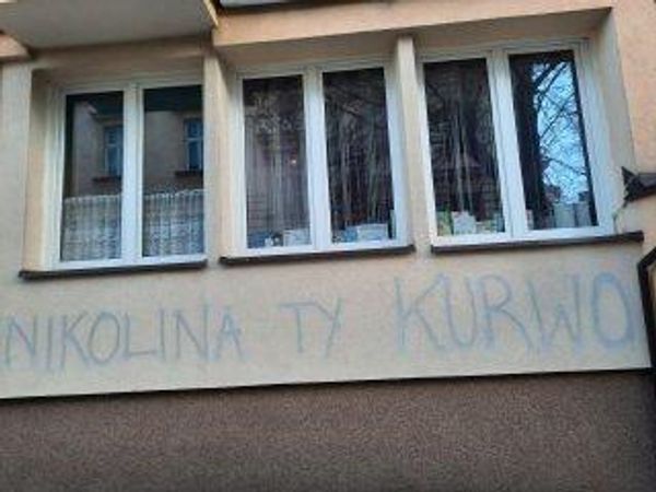 Николина — ты курва. Надпись на доме в Польше, где проживает Николина Шмуклер-Матасова, которая поддерживает Россию Николина — ты курва. Надпись на доме в Польше, где проживает Николина Шмуклер-Матасова, которая поддерживает Россию