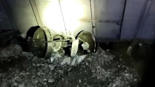 Грузовой поезд сошёл с рельсов в Брянской области