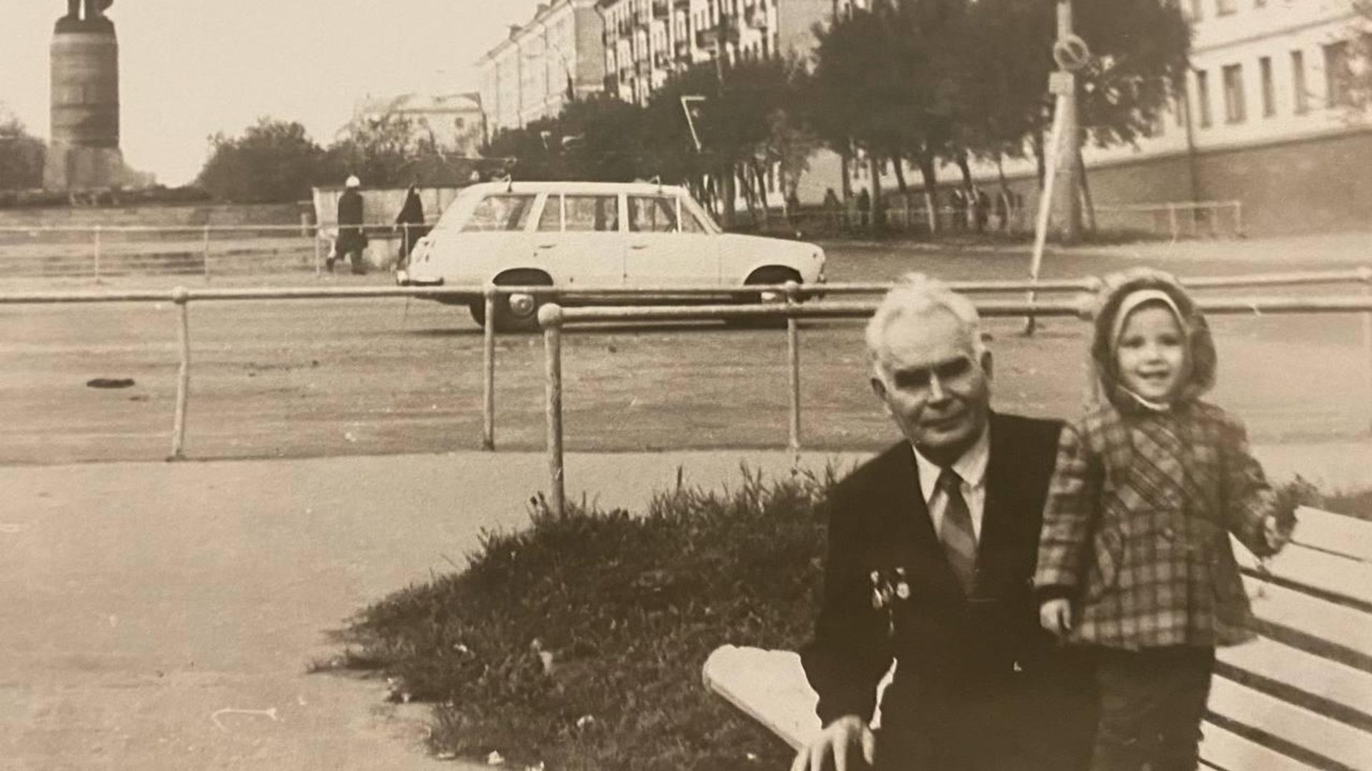Ветеран Воздушно-десантных войск Советской Армии и внучка. г. Киров. 1983 г. Ветеран Воздушно-десантных войск Советской Армии и внучка. г. Киров. 1983 г. - РИА Новости, 1920, 09.05.2026