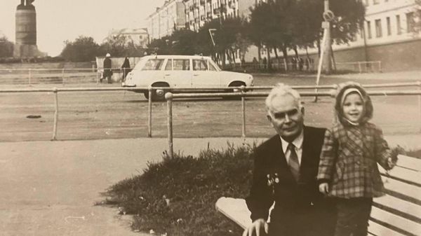 Ветеран Воздушно-десантных войск Советской Армии и внучка. г. Киров. 1983 г.