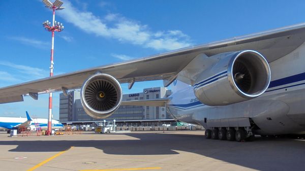 Спецборт доставил из Китая в Москву защитные костюмы для медиков